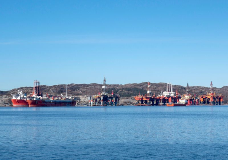 Plateformes de forage et navires ancrés à Skipavika