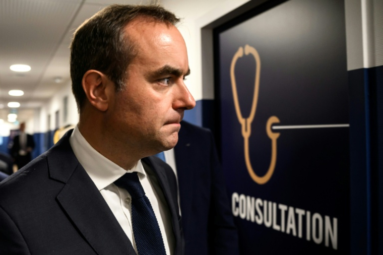 Le nouveau Premier ministre, Sébastien Lecornu, visite le centre de santé départemental de Mâcon, dans le centre-est de la France, le 13 septembre 2025 ( AFP / JEFF PACHOUD )