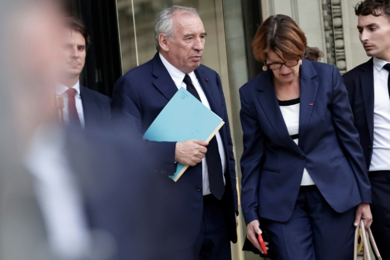 Le Premier ministre François Bayrou (c) à la sortie de l'Assemblée nationale après le résultat du vote de confiance, le 8 septembre 2025 à Paris ( AFP / STEPHANE DE SAKUTIN )