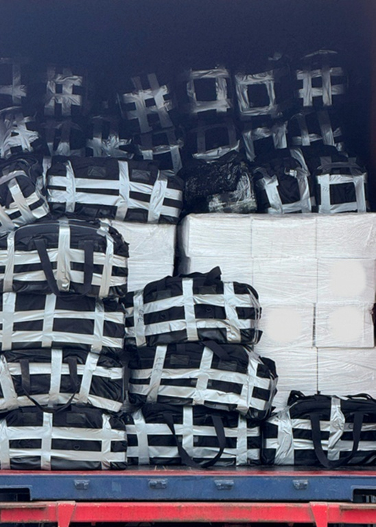 Cette photographie non datée, diffusée par les douanes françaises le 17 mars 2026, montre des ballots de cocaïne exposés à la suite d'une opération menée entre le 7 et le 18 février 2026, au cours de laquelle 13 tonnes de cocaïne ont été saisies dans le port de Dunkerque ( Douanes Francaises / Handout )