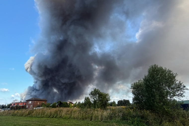 De la fumée s'élève depuis un centre logistique du géant russe de l'e-commerce Wildberries, le 16 août 2026 à Podolsk, près de Moscou  ( AFP / TATYANA MAKEYEVA )