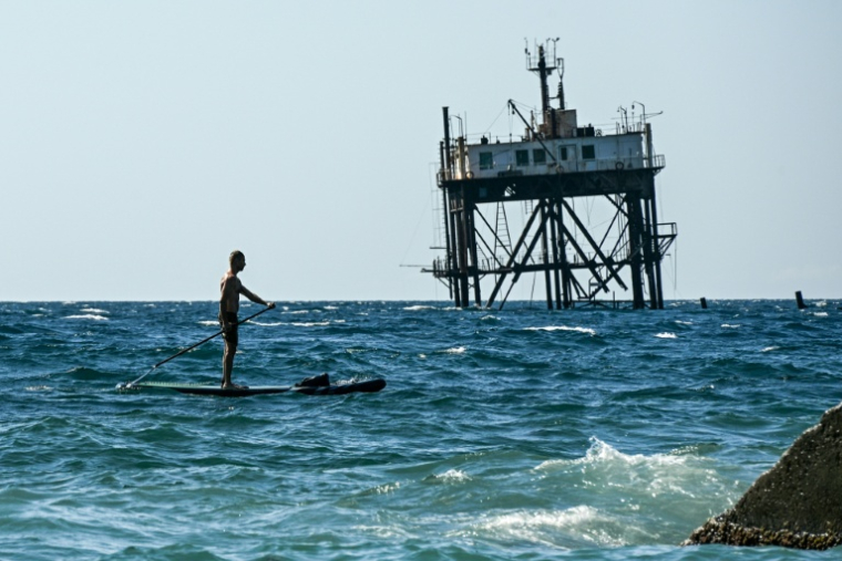 Un estivant sur un paddle à Simeïz, en Crimée annexée, le 21 juillet 2026 ( AFP / Igor IVANKO )