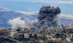 La fumée de bombardements israéliens sur le village de Khiam, dans le sud du Liban, le 4 mars 2026 ( AFP / Rabih DAHER )