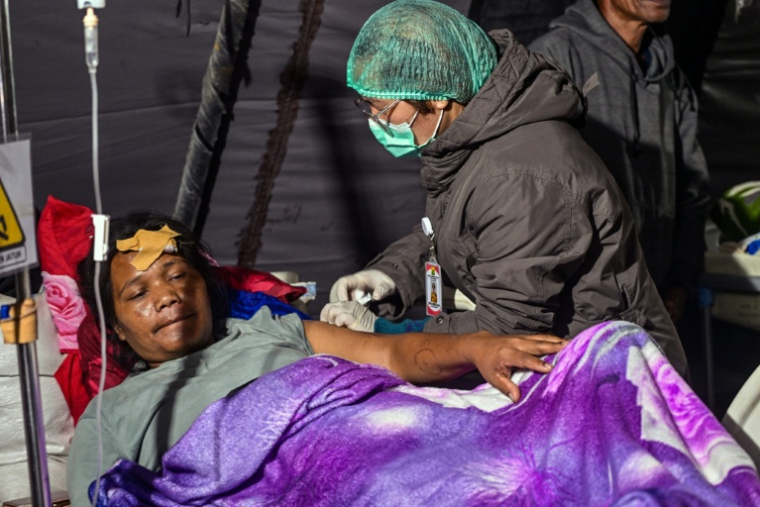 Une personne reçoit des soins après avoir été blessée dans le puissant séisme qui a secoué l'île indonésienne de Florès, dans l'est de l'archipel, le 15 août 2026 à Ruteng, dans la province de Nusa Tenggara Est ( AFP / JUNI KRISWANTO )