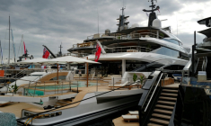 Un superyacht doté d’une piscine est amarré au port Hercule, à Monaco, à l’occasion du Monaco Yacht Show, le 23 septembre 2026 ( AFP / Valery HACHE )
