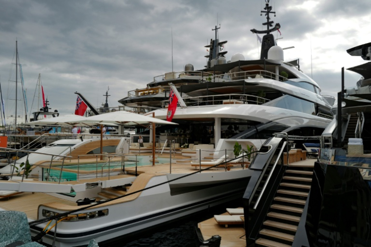 Un superyacht doté d’une piscine est amarré au port Hercule, à Monaco, à l’occasion du Monaco Yacht Show, le 23 septembre 2026 ( AFP / Valery HACHE )