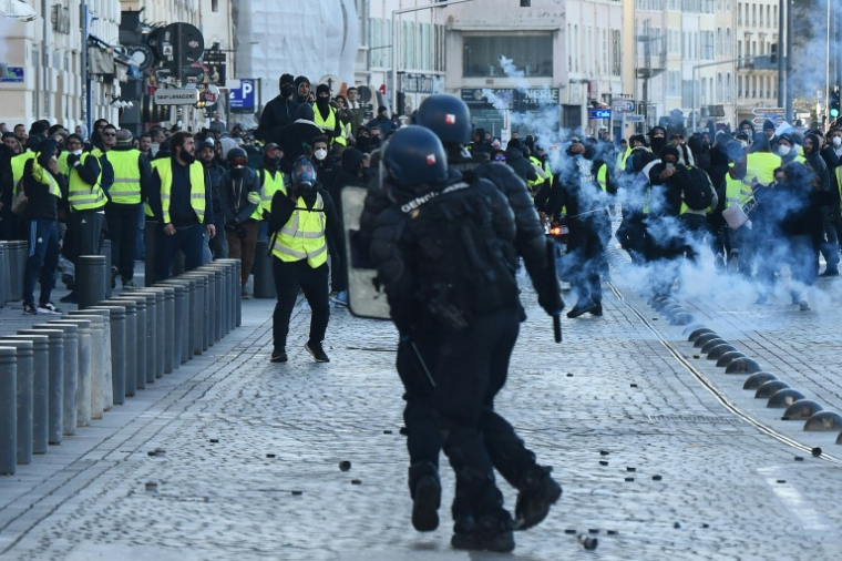 Affrontements entre policiers et gilets jaunes, le 8 décembre 2018 à Marseille ( AFP / BORIS HORVAT )