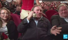 La défense de Gérard Depardieu par Emmanuel Macron fait polémique