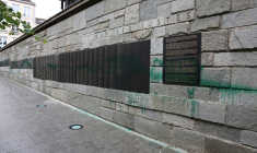 Des jets de peinture verte sur le mur des Justes au mémorial de la Shoah à Paris, le 31 mai 2025 ( AFP / Thibaud MORITZ )