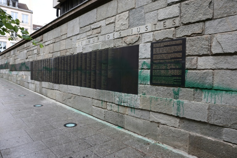 Des jets de peinture verte sur le mur des Justes au mémorial de la Shoah à Paris, le 31 mai 2025 ( AFP / Thibaud MORITZ )