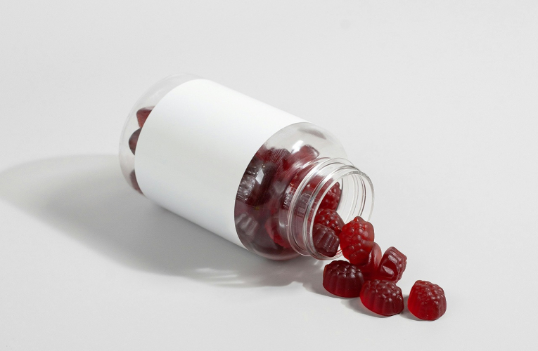 (Unsplash : Pot de Gummies ou compléments alimentaires gélifiés à base de fruits rouges)