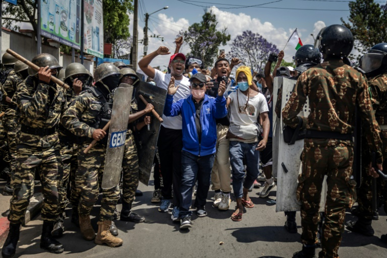 Des manifestants réagissent en brisant une formation de la gendarmerie malgache à Antananarivo, le 11 octobre 2025 ( AFP / Luis TATO )