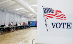 Des électeurs s'enregistrent lors du deuxième jour de vote anticipé en vue des élections de mi-mandat, dans un bureau de vote installé au DuPage Event Center and Fairgrounds à Wheaton, dans l'Illinois, le 25 septembre 2026 ( AFP / KAMIL KRZACZYNSKI )