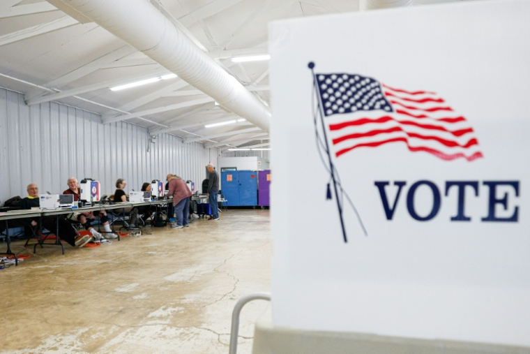 Des électeurs s'enregistrent lors du deuxième jour de vote anticipé en vue des élections de mi-mandat, dans un bureau de vote installé au DuPage Event Center and Fairgrounds à Wheaton, dans l'Illinois, le 25 septembre 2026 ( AFP / KAMIL KRZACZYNSKI )