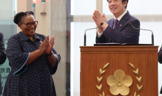 Le président taïwanais Lai Ching-te (d) et la vice-Première ministre d'Eswatini Thulisile Dladla (g) à l'aéroport international de Taoyuan, à Taïwan, le 5 mai 2026 ( AFP / I-Hwa Cheng )
