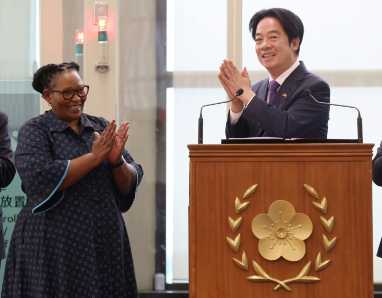 Le président taïwanais Lai Ching-te (d) et la vice-Première ministre d'Eswatini Thulisile Dladla (g) à l'aéroport international de Taoyuan, à Taïwan, le 5 mai 2026 ( AFP / I-Hwa Cheng )