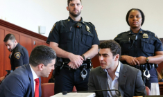 Luigi Mangione, à droite, lors d'une audience dans un tribunal de New York pour le meurtre du patron d'une assurance santé, le 11 décembre 2025 ( POOL / William Farrington )