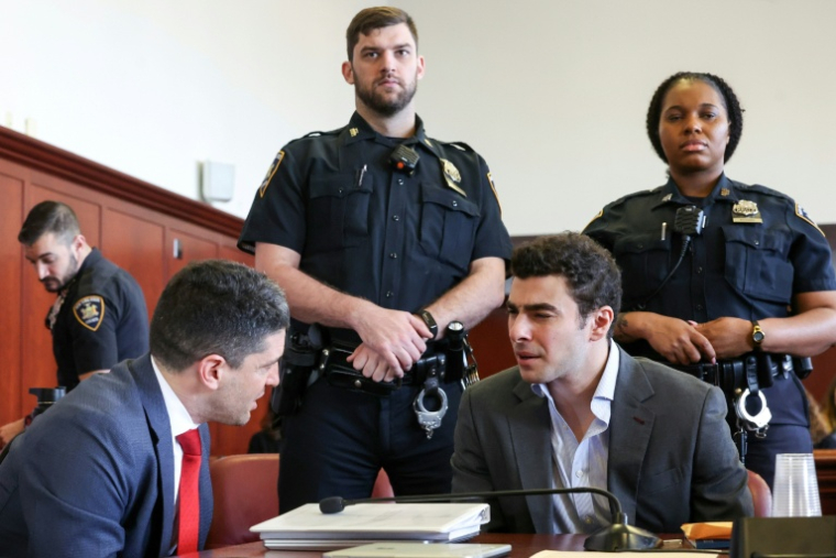 Luigi Mangione, à droite, lors d'une audience dans un tribunal de New York pour le meurtre du patron d'une assurance santé, le 11 décembre 2025 ( POOL / William Farrington )