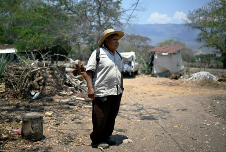 Estanislao Mendoza, le père de Miguel Ángel, l'un des 43 étudiants disparus dans l'État de Guerrero, tient une affiche avec la photo de son fils, le 14 mai 2025, à Apango, au Mexique ( AFP / Alfredo ESTRELLA )