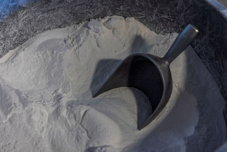 Carbonate de lithium dans un conteneur de l'usine de production d'Albemarle Lithium à Silver Peak, Nevada