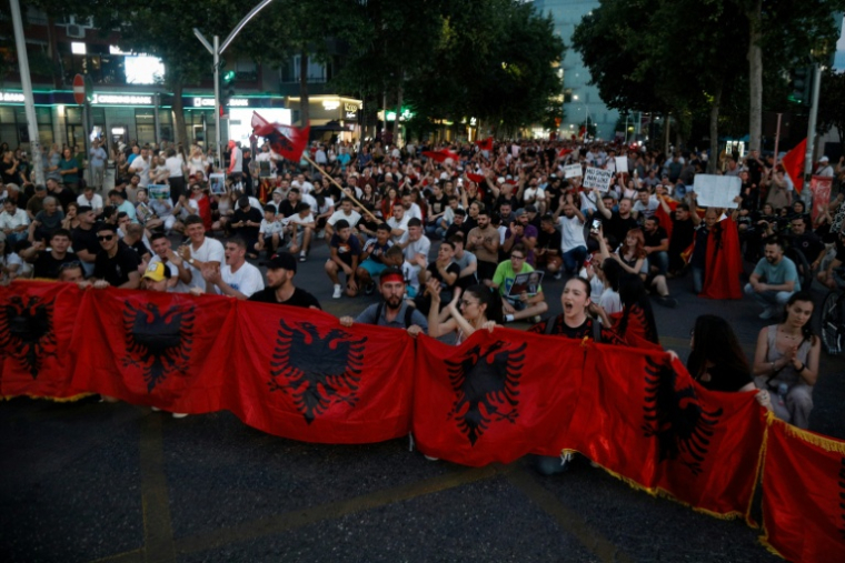 Manifestation contre un hôtel de luxe lié à la famille Trump, à Tirana en Albanie le 8 juin 2026 ( AFP / Adnan Beci )