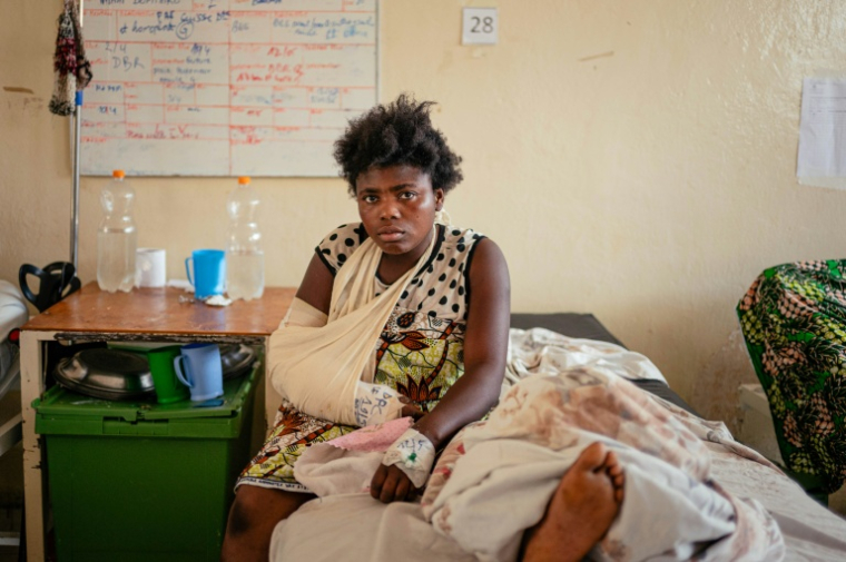 Germaine, blessée lors du bombardement du marché de Mushaki, est soignée à  l'hôpital de Goma, soutenu par le Comité international de la Croix-Rouge (CICR), le 14 mai 2026 en RDC ( AFP / Jospin Mwisha )