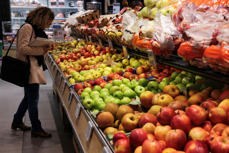 Basé sur le volontariat, l' "origine-score" permettra au consommateur de mieux connaître la provenance des ingrédients d’un produit. ( AFP / DENIS CHARLET )