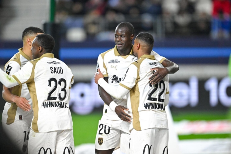 Intraitable face au Paris FC, Lens chipe la première place au PSG