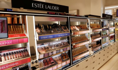 ESTÉE LAUDER RÉDUIT SES PRÉVISIONS DE VENTES ANNUELLES