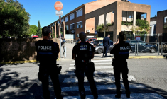 Des policiers municipaux devant le collège Joseph-Lakanal à Aubagne le 12 octobre 2026, dans les Bouches-du-Rhône ( AFP / Miguel MEDINA )