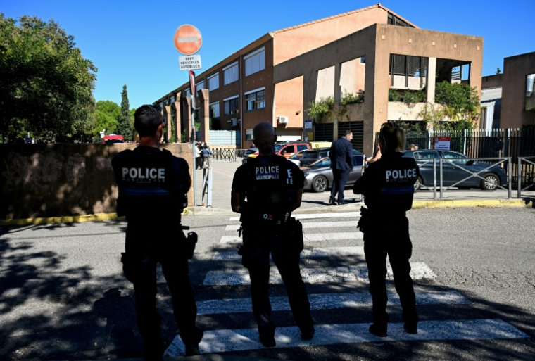 Des policiers municipaux devant le collège Joseph-Lakanal à Aubagne le 12 octobre 2026, dans les Bouches-du-Rhône ( AFP / Miguel MEDINA )