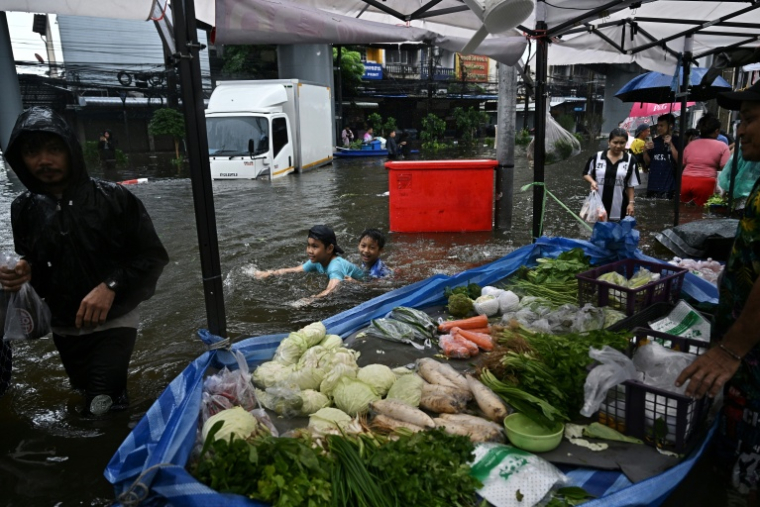 Des clients au marché de Bang Kapi, Bangkok, le 28 septembre 2026 ( AFP / Lillian SUWANRUMPHA )