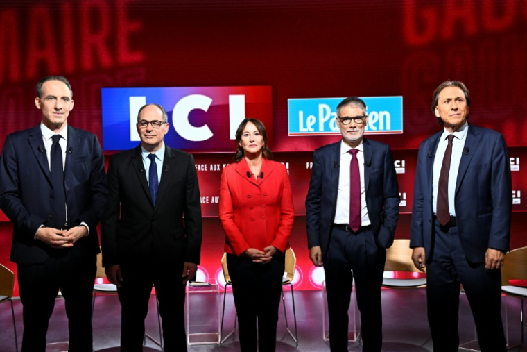 (De g à d) Les candidats à la primaire du PS et de Place publique — Raphaël Glucksmann, Emmanuel Maurel, Ségolène Royal, Olivier Faure et Jérôme Guedj posent avant un débat organisé par LCI à Boulogne-Billancourt, le 23 septembre 2026 ( POOL / JULIEN DE ROSA )
