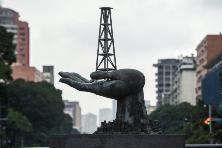 Le Monument de la Paix devant le siège de Petróleos de Venezuela (PDVSA) à Caracas, le 2 décembre 2022 au Venezuela ( AFP / Miguel ZAMBRANO )