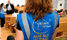 Des membres de l'association France Victimes attendent le début du procès de Pierre Garitte, ostéopathe accusé de viols et d'agressions sexuelles sur 29 de ses patientes, le 1er juin 2026 à Strasbourg, dans le Bas-Rhin ( AFP / Jean-Christophe VERHAEGEN )