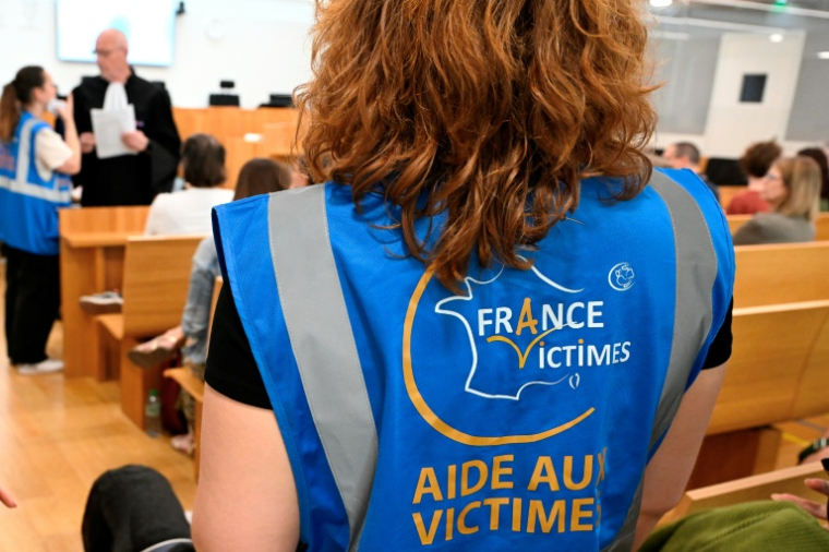 Des membres de l'association France Victimes attendent le début du procès de Pierre Garitte, ostéopathe accusé de viols et d'agressions sexuelles sur 29 de ses patientes, le 1er juin 2026 à Strasbourg, dans le Bas-Rhin ( AFP / Jean-Christophe VERHAEGEN )