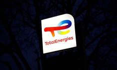 Un panneau à une station-service TotalEnergies à Paris, France
