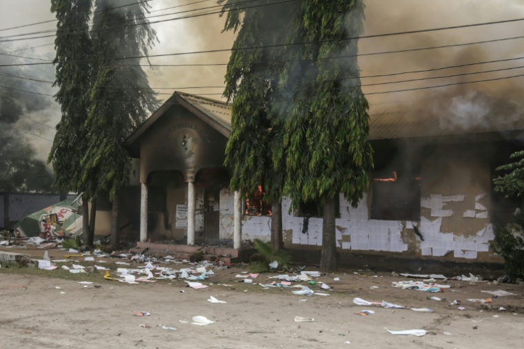 (Photo d'archives) Un bureau de vote incendié pendant des affrontements à Dar es Salaam (Tanzanie) le 29 octobre 2025, pendant les élections présidentielle et législatives ( AFP / - )