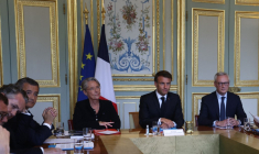 Le président Emmanuel Macron (2e à droite), aux côtés de la Première ministre Élisabeth Borne, du ministre de l'Intérieur Gérald Darmanin (à gauche) et du ministre de l'Économie Bruno Le Maire (à droite), assistent à une réunion du gouvernement au ministère de l'Intérieur à Paris, le 2 juillet 2023.  ( POOL / MOHAMMED BADRA )