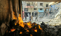 Des pompiers sur le site de frappes aériennes israéliennes nocturnes dans le quartier de Haret Hreik, dans la banlieue sud de Beyrouth, le 12 mars 2026 ( AFP / - )