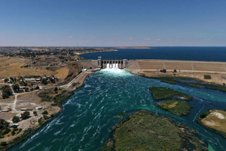 Ouverture des vannes du barrage de l'Euphrate à Tabqa, dans la province syrienne de Raqqa, alors que le niveau de l'eau monte le long du fleuve Euphrate, le 30 mai 2026 ( AFP / Bakr ALKASEM )