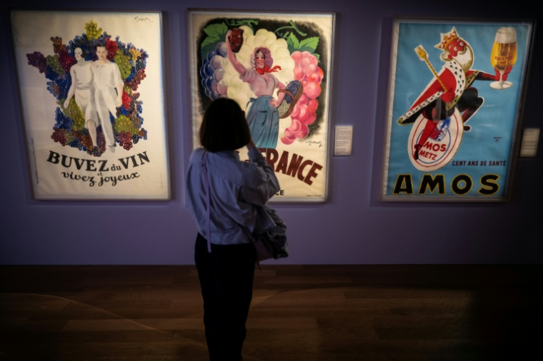 Des affiches de l'exposition "Ivresse" au Musée des Arts Précieux Paul Dupuy, le 17 avril 2026 à Toulouse ( AFP / Lionel BONAVENTURE )