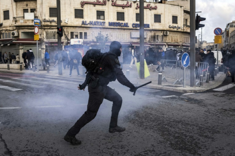 Les forces de sécurité israéliennes dispersent des fidèles musulmans qui avaient tenté de se rassembler à l'extérieur des remparts de la vieille ville de Jérusalem pour la prière matinale de l'Aïd al-Fitr, le 20 mars 2026 ( AFP / JOHN WESSELS )