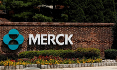Le logo de Merck est visible à l'entrée du campus du fabricant de médicaments à Rahway, New Jersey, New Jersey