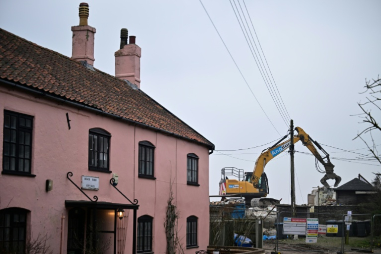 Démolition d'une propriété sur le littoral dans le village balnéaire de Thorpeness, dans le Suffolk, en Angleterre, le 3 février 2026 ( AFP / Ben STANSALL )