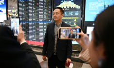 Zhao Bin, un homme d'affaires chinois, avant d'embarquer à l'aéroport de Pékin sur un vol Air China à destination de la capitale nord-coréenne Pyongyang, le 30 mars 2026 ( AFP / GREG BAKER )