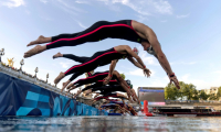 Des athlètes plongent dans la Seine depuis le pont Alexandre III à Paris pour prendre le départ de la finale masculine du marathon de natation de 10 km aux Jeux Olympiques de Paris 2024, le 9 août 2024 ( POOL / David Goldman )