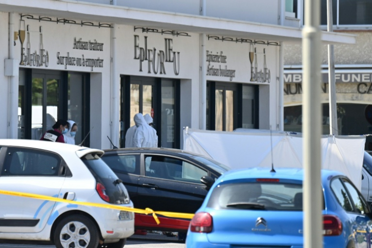 La boulangerie de Clermont-L'Hérault qui a été braquée par un homme cagoulé le 25 avril 2026 ( AFP / Sylvain THOMAS )