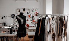 (Crédits photo : Adobe Stock - atelier de couture et de retouches)