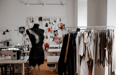 (Crédits photo : Adobe Stock - atelier de couture et de retouches)